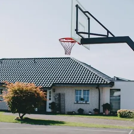 Mit Basketballplatz *