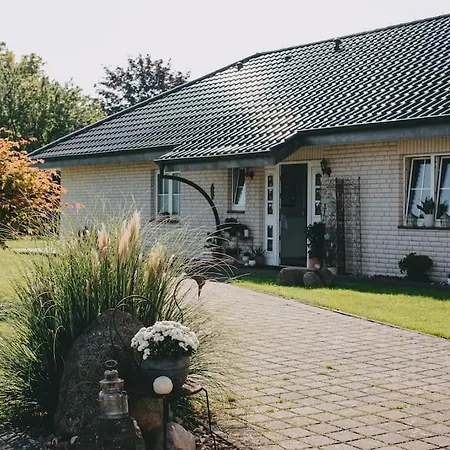 Mit Basketballplatz Ferienhaus *