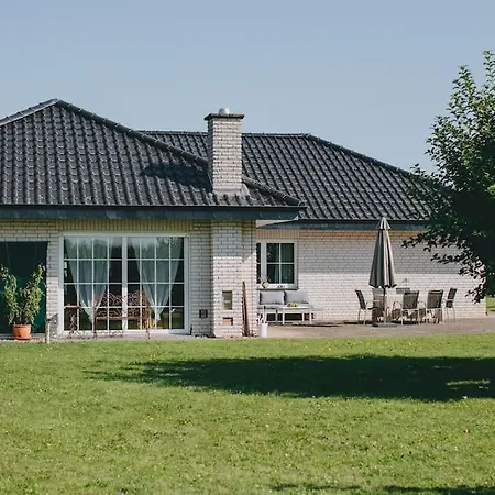 Ferienhaus Mit Basketballplatz