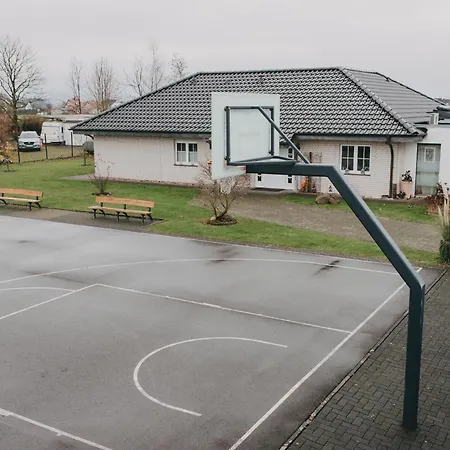 Mit Basketballplatz Ferienhaus