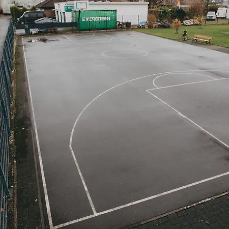 Ferienhaus Mit Basketballplatz *