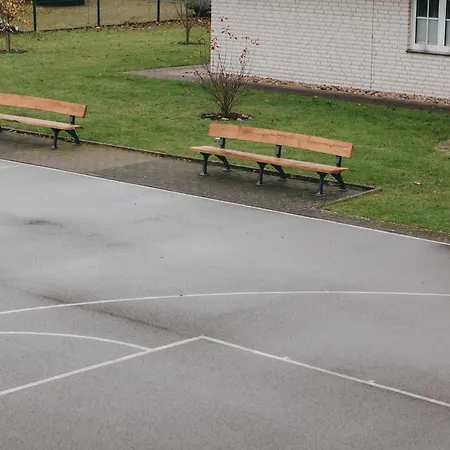 Ferienhaus Mit Basketballplatz