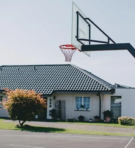 Mit Basketballplatz *