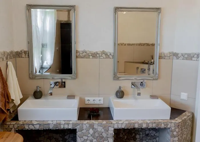 Mit Basketballplatz * Lemgo