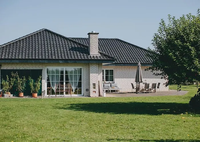 Feriehus Mit Basketballplatz