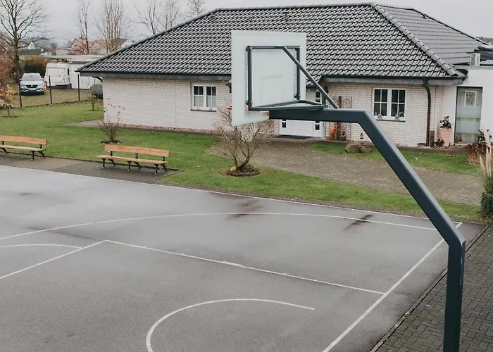 Mit Basketballplatz Feriehus